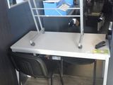 un bureau avec une chaise et un ordinateur dessus