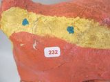 un gros plan d'un vase rouge et jaune sur lequel figure un numéro