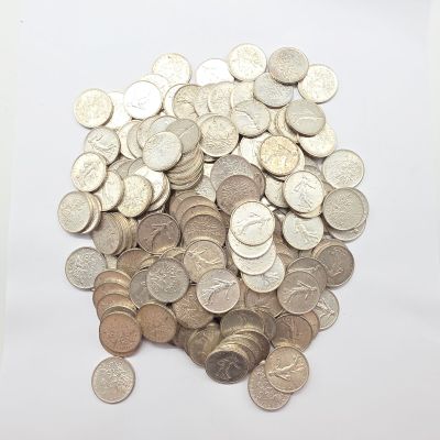 tas de pièces d'argent sur fond blanc