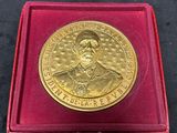 un gros plan sur une médaille d'or dans un coffret rouge