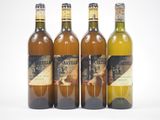trois bouteilles de vin posées les unes à côté des autres sur une surface blanche