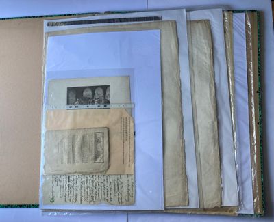 une image représentant un livre ouvert sur lequel sont posés des papiers et des photos