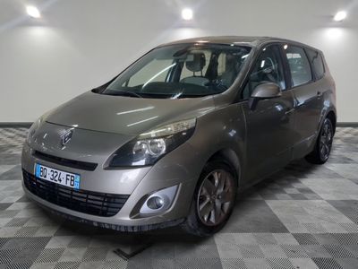 la photo d'une voiture argentée garée dans un garage