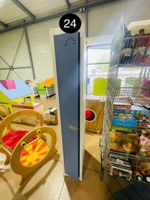 une pièce remplie de nombreux jouets, dont certains sont à vendre