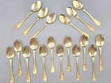 six cuillères en or et six cuillères en argent sont disposées en cercle