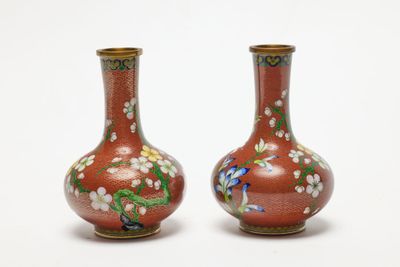 une paire de vases ornés de fleurs et d'oiseaux sur un fond blanc