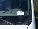 une camionnette blanche avec une étiquette de prix sur le pare-brise