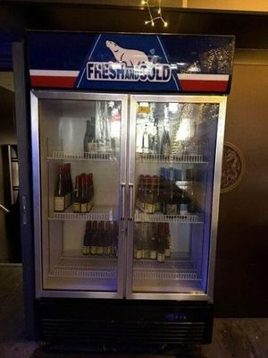 un réfrigérateur contenant deux bouteilles de vin