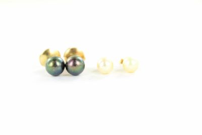 une paire de boucles d'oreilles en perles et or sur fond blanc