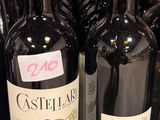 plusieurs bouteilles de vin sont alignées sur une étagère dans un magasin