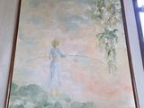 un tableau accroché au mur d'une pièce sur lequel figure le portrait d'une femme