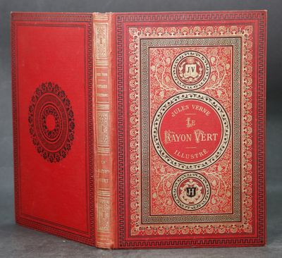 un livre rouge avec des bordures dorées et une couverture rouge
