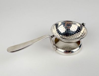 une passoire en argent contenant une cuillère