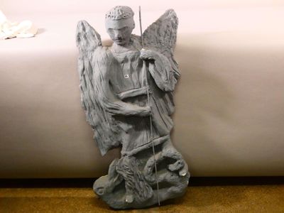 Sculpture en plâtre teinté bleu figurant un ange. XXe siècle…