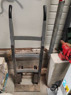 une photo d'une chaise qui se trouve dans un garage