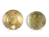 paire de plaques anciennes en laiton posées sur un socle, sur fond blanc