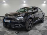 la voiture noire est garée sur un sol en damier dans le garage
