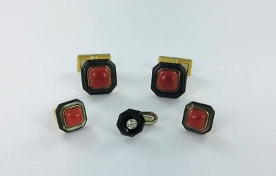 un lot de quatre anneaux de manchette rouges et noirs
