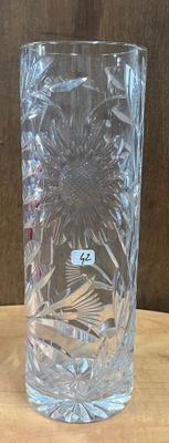 un vase en verre posé sur une table