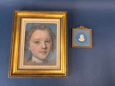 une photo d'un tableau représentant une femme sur un mur bleu