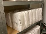 de nombreux rouleaux de papier toilette sur les étagères de la salle de bains