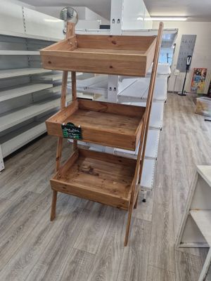 une étagère en bois au milieu d'un magasin