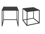 une paire de tables d'appoint noires placées l'une à côté de l'autre