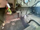 un gros plan du tableau de bord d'une voiture sur lequel se trouve un porte-clés
