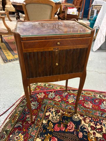 Table de chevet en bois de plaquage de style Louis XV ouvrant à u