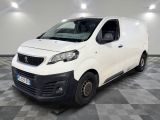 la camionnette blanche est garée sur le sol en damier d'une pièce