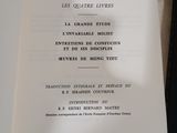 un menu posé sur la table à côté d'un téléphone portable