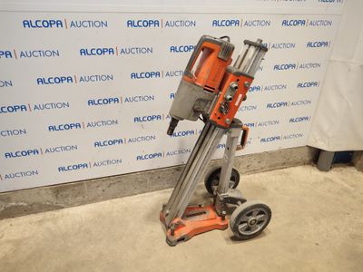 une petite machine posée sur le sol
