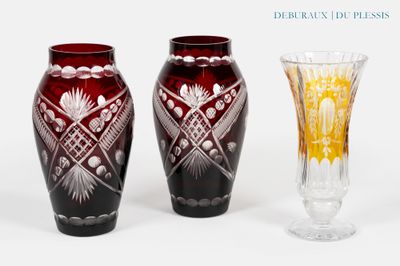 trois vases posés l'un à côté de l'autre sur une surface blanche