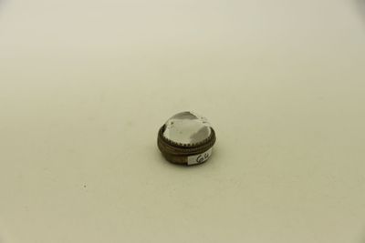 une photo en gros plan d'un bouton de WC