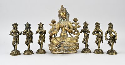figurines en laiton représentant des divinités hindoues sur fond blanc