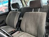 l'intérieur d'une voiture équipée de deux sièges et d'un volant