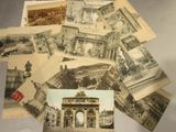 de nombreuses cartes postales anciennes posées sur une table