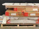 une pile de cartons posée sur une palette