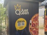 deux distributeurs automatiques sur lesquels sont représentées des pizzas
