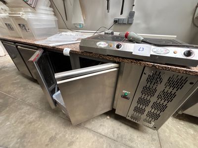 une image d'une cuisine avec une cuisinière et un lave-vaisselle