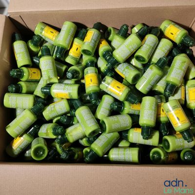 une boîte en carton remplie de bouteilles vertes et jaunes