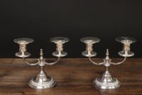 Paires de bougeoirs à deux lumières en métal argenté. (photo 3)