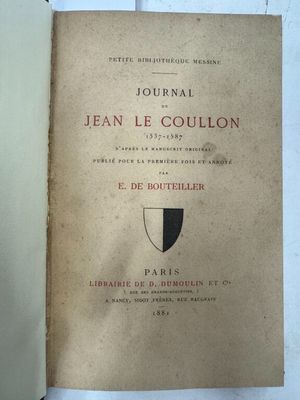 un livre ouvert sur lequel figure un blason