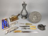 beaucoup d'objets en argent posés sur une table