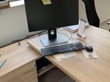 un bureau sur lequel se trouvent un ordinateur et un portable