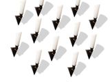 six bougies blanches sont disposées en triangle sur une surface blanche