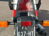 un gros plan d'une moto avec une plaque d'immatriculation