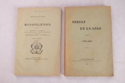 un vieux livre posé sur une table à côté d'un autre livre