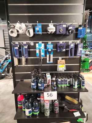 un présentoir contenant de nombreux articles différents dans un magasin