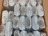 une boîte remplie de récipients en plastique posée sur une table